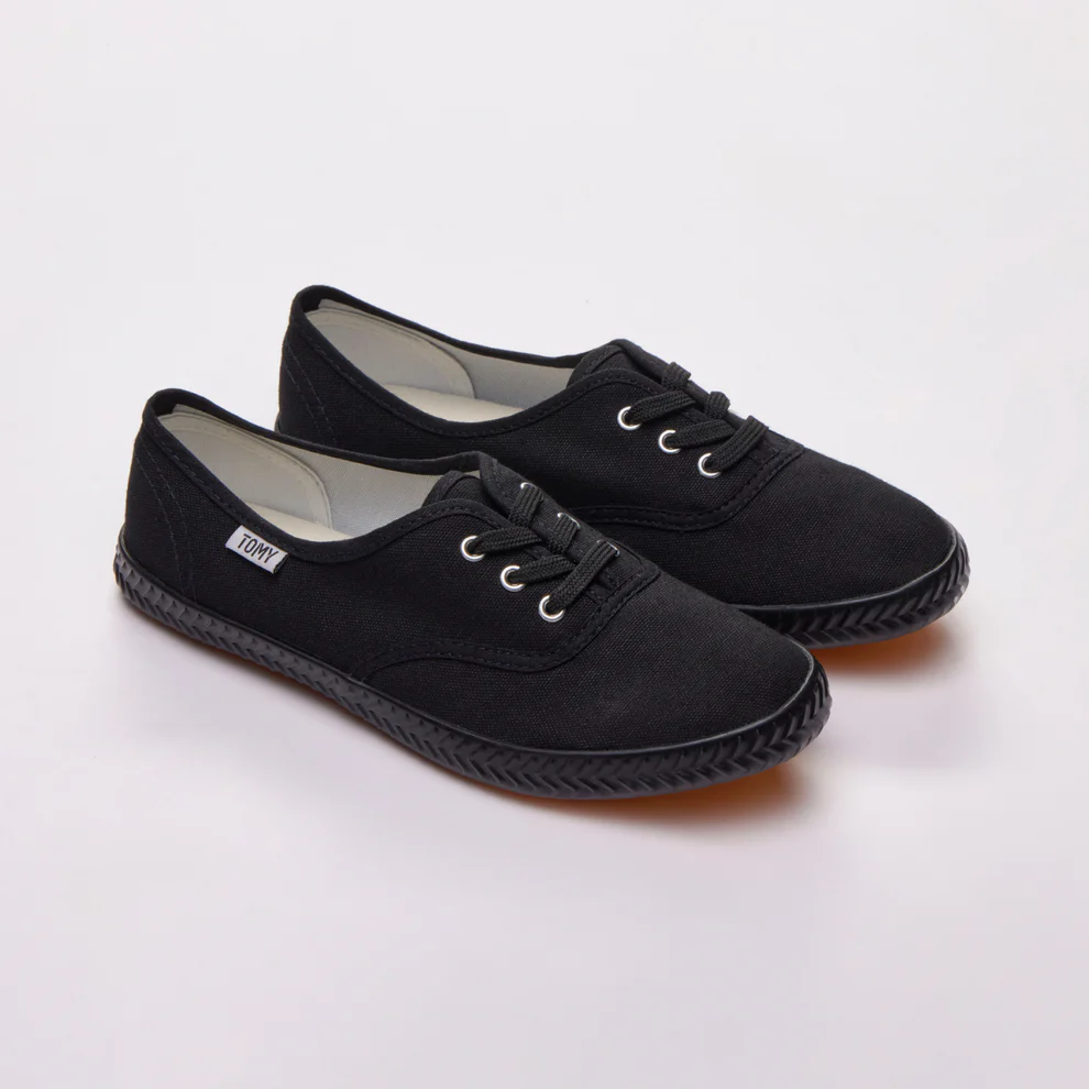 Tomy Takkies Basic Black Unisex